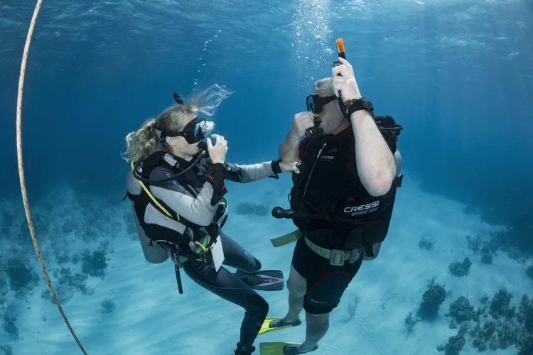 PADI IDC candidates training in Roatan