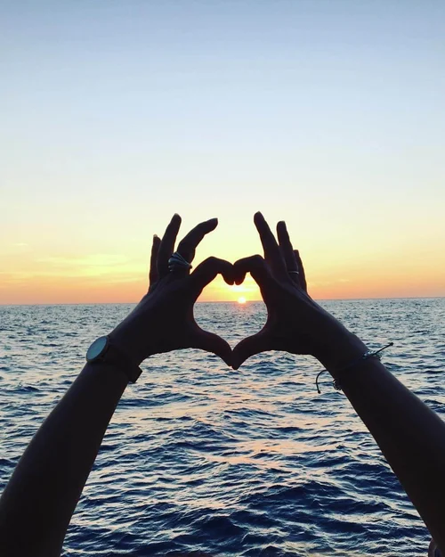 PADI scuba instructor student enjoying the sunset in Roatán