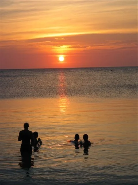 Divers and dive boat on a calm surface in Roatán