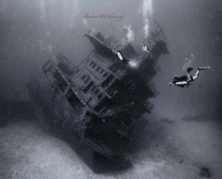 PADI Wreck Specialty Instructor diving in Roatan