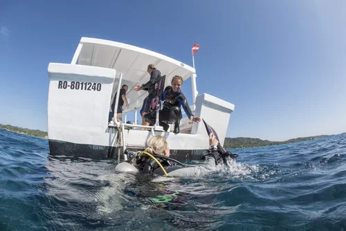 PADI IDC candidates training during an Instructor Development Course in Roatán