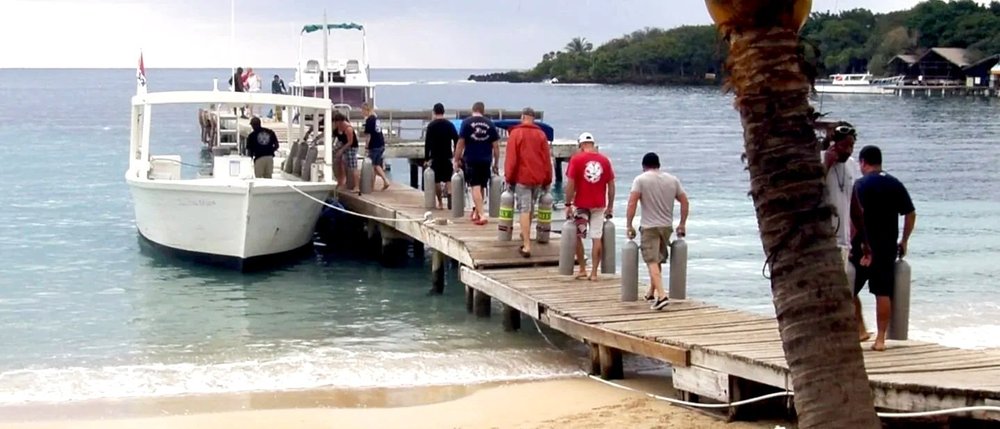 Mid-day tank turnaround between the morning and afternoon dive trips