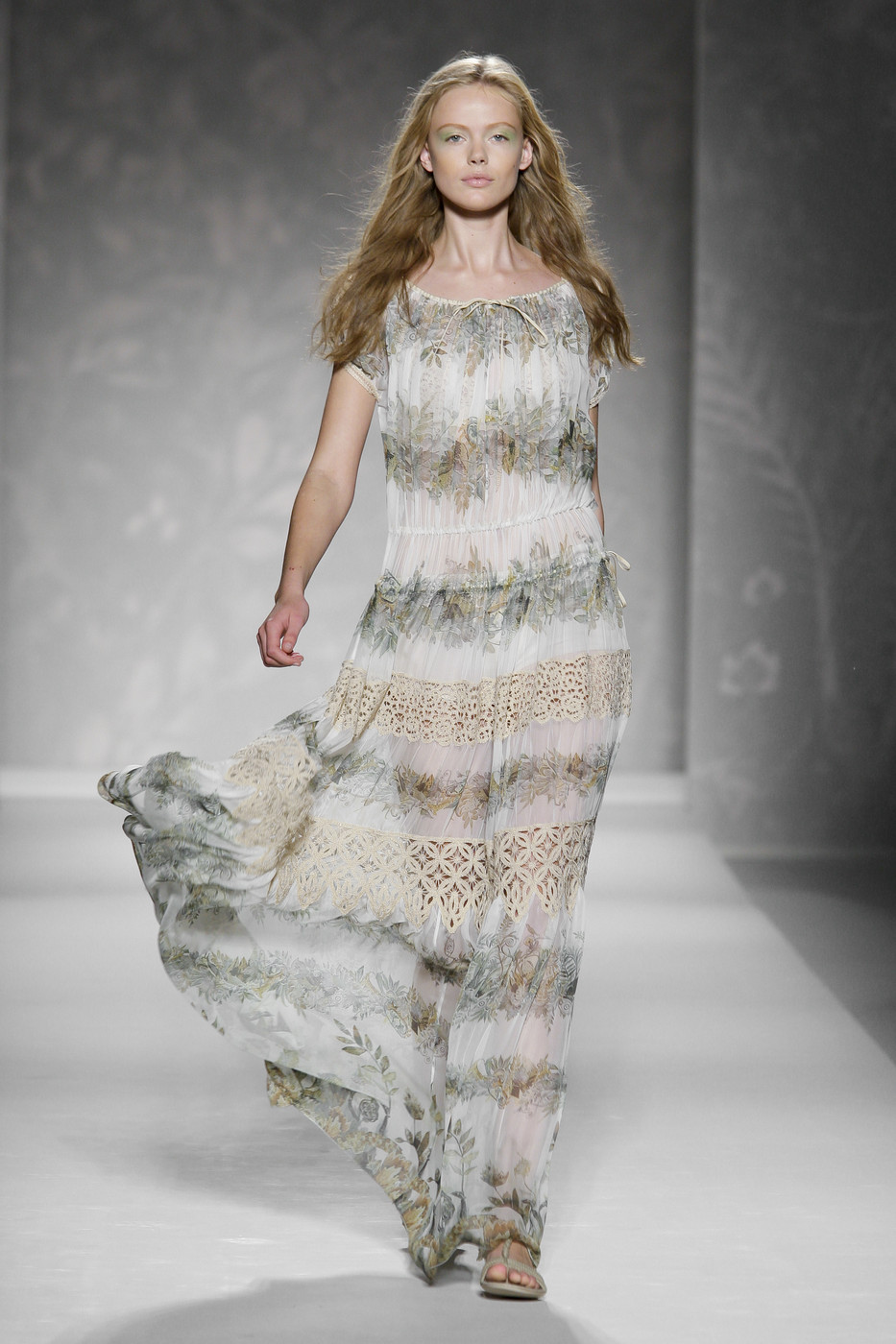 Lace wears. Alberta Ferretti платья. Alberta Ferretti вязаное платье.