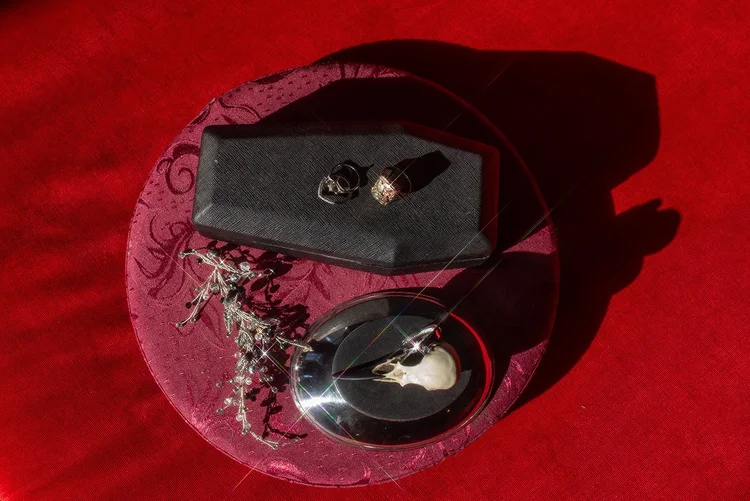 A coffin ring box