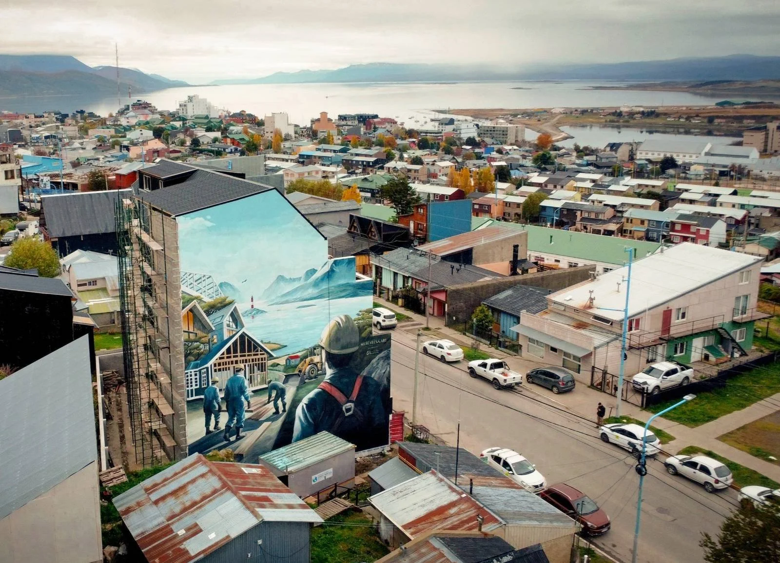 Mural de trabajadores de la construcción en el Edificio Alem, con Ushuaia al fondo.