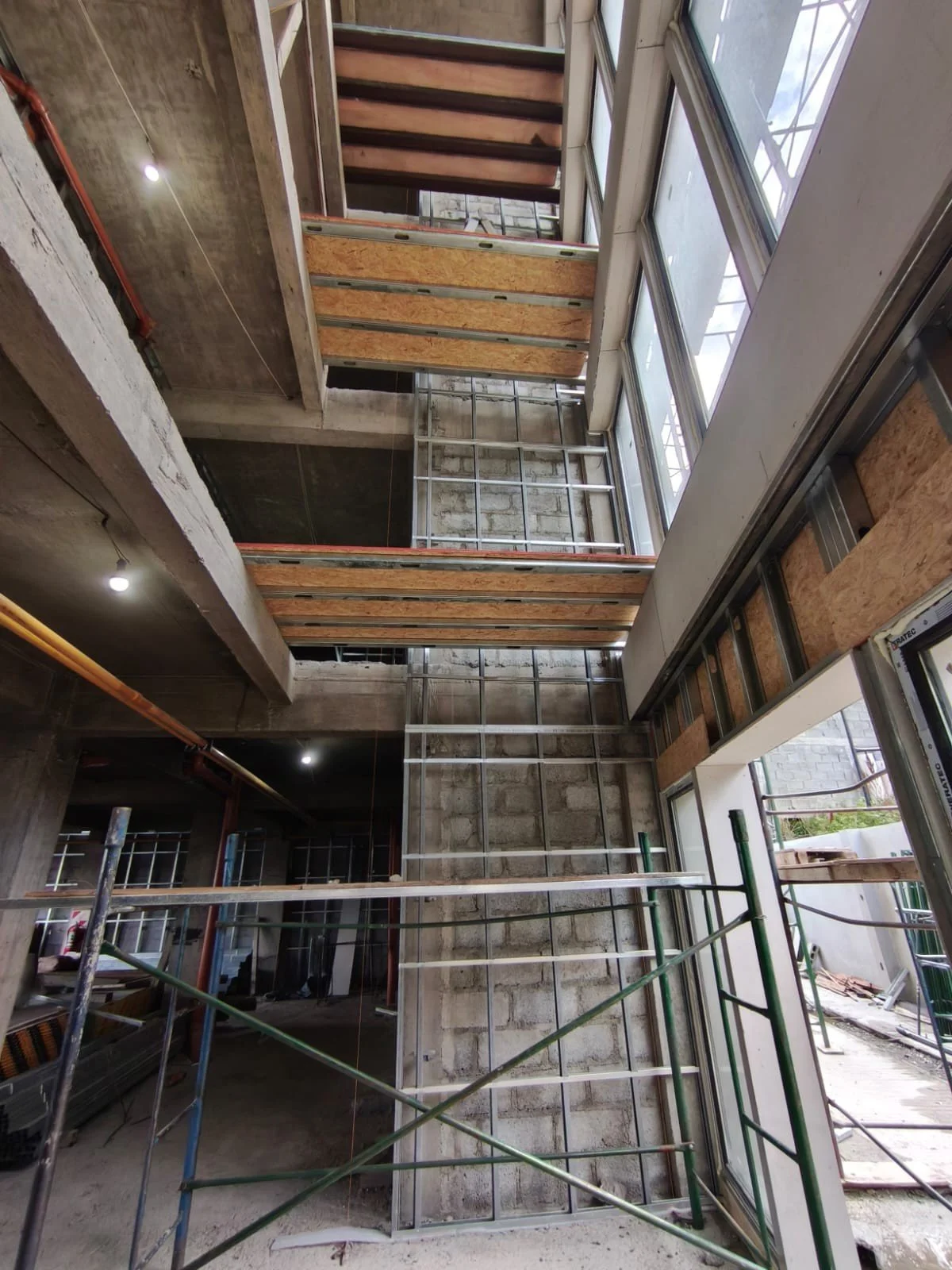 Registro de obra del hall del Edificio Alem, con estructura, tabiques, carpinterías y circulaciones interiores.