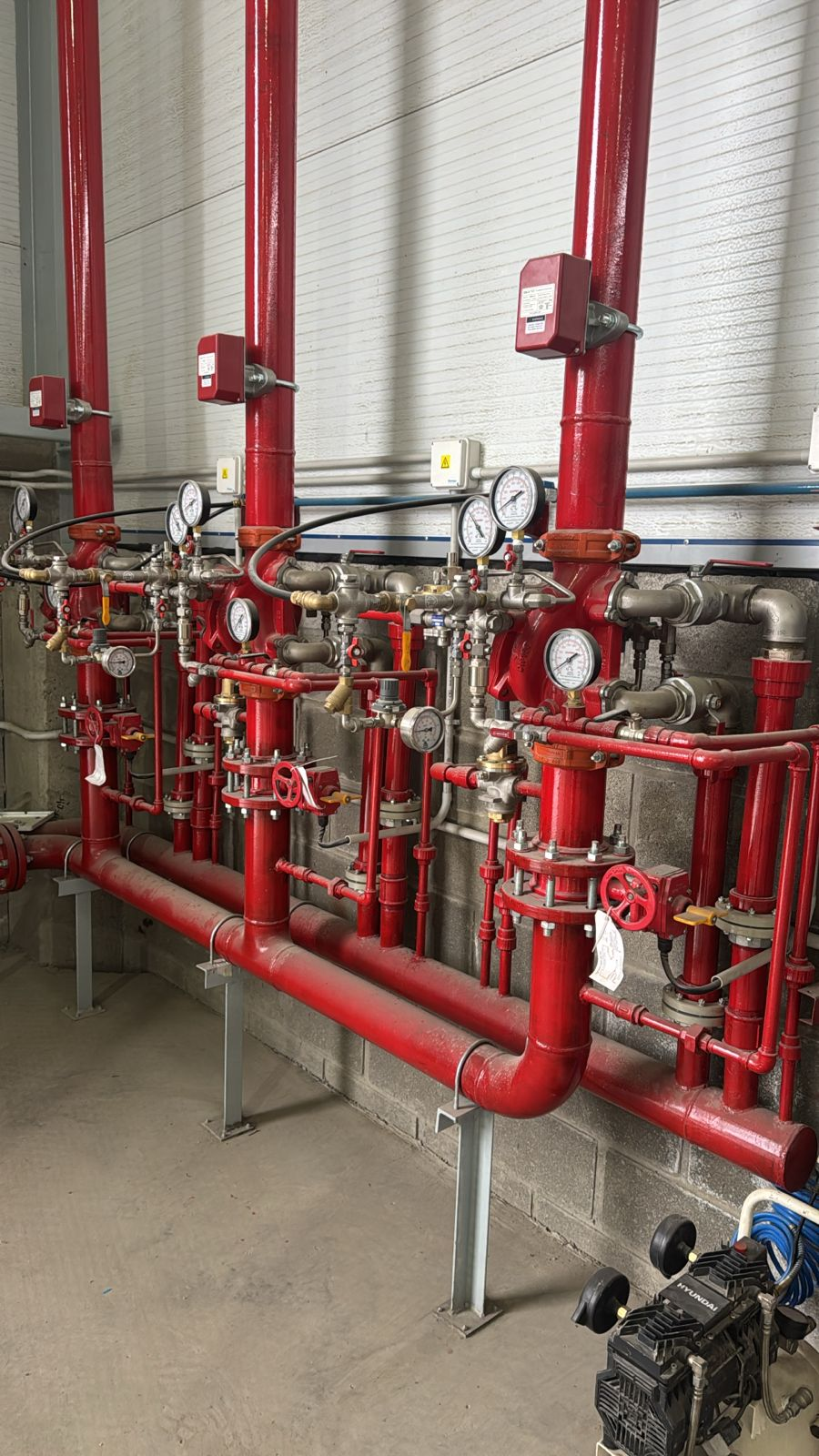 Conjuntos de válvulas dry, manómetros y cañerías de una instalación contra incendio.