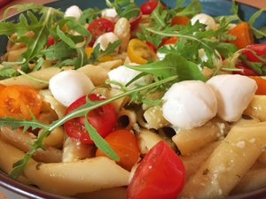 Penne met verse pesto, kerstomaatjes, mozarella en rucola