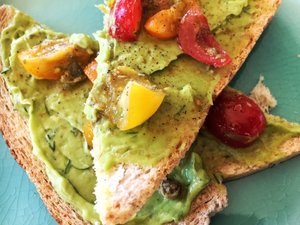 Avocadotoast met tomaatjes