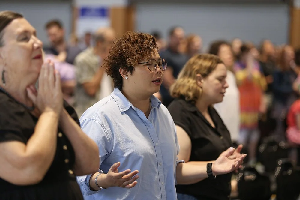 Worshippers reflecting God's glory