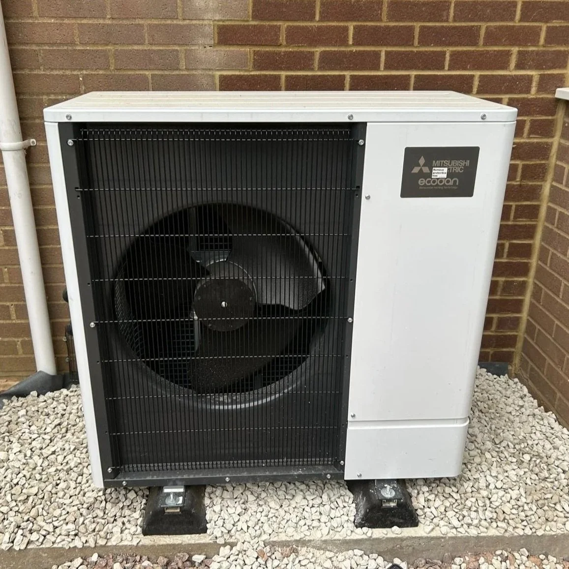 Mitsubishi-Ecodan_R290_heat-pump.jpg