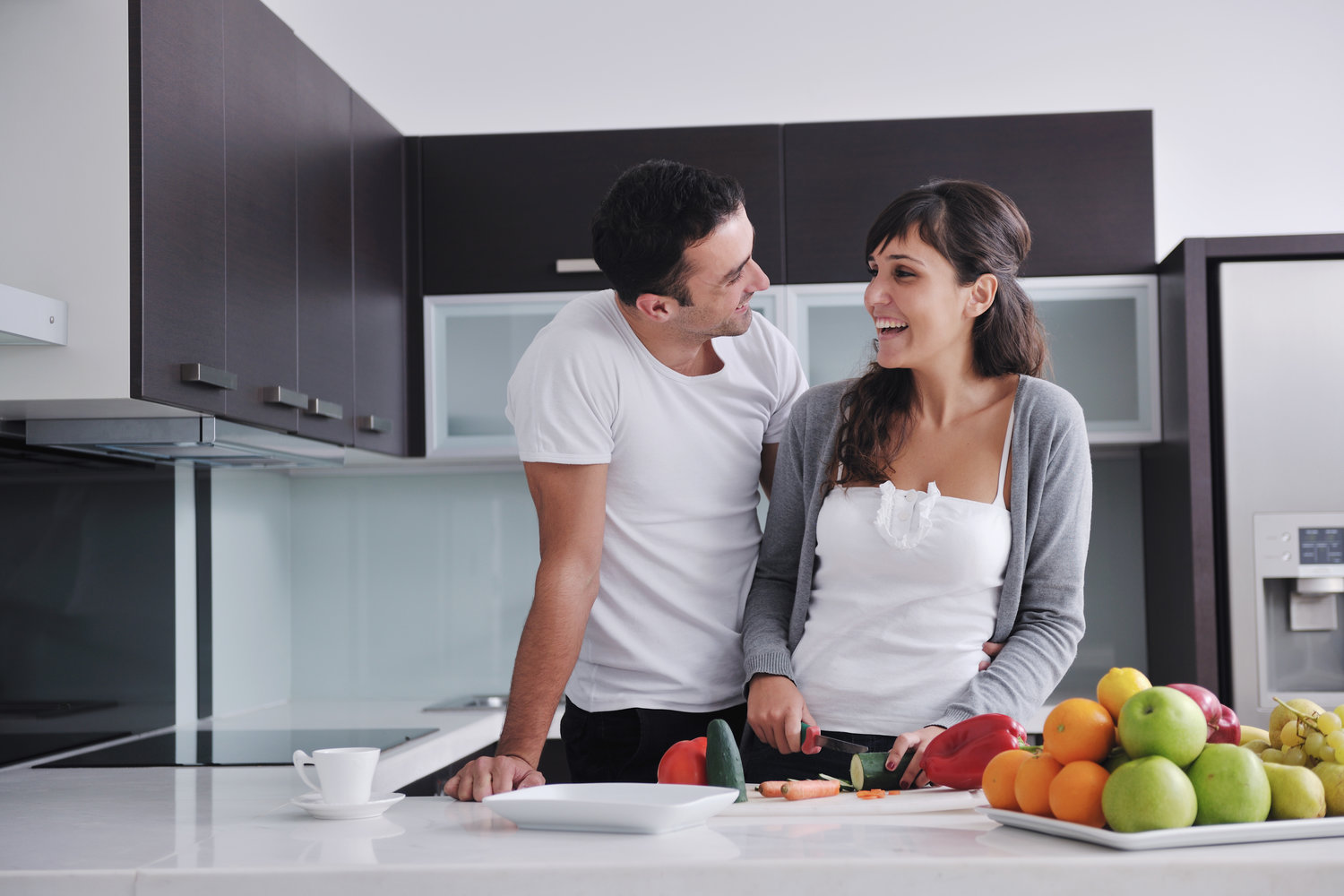 Possible experience. Люди на кухне. Счастливая семья на кухне. Мужчина и женщина на кухне. Фотосессия на кухне с мужем.