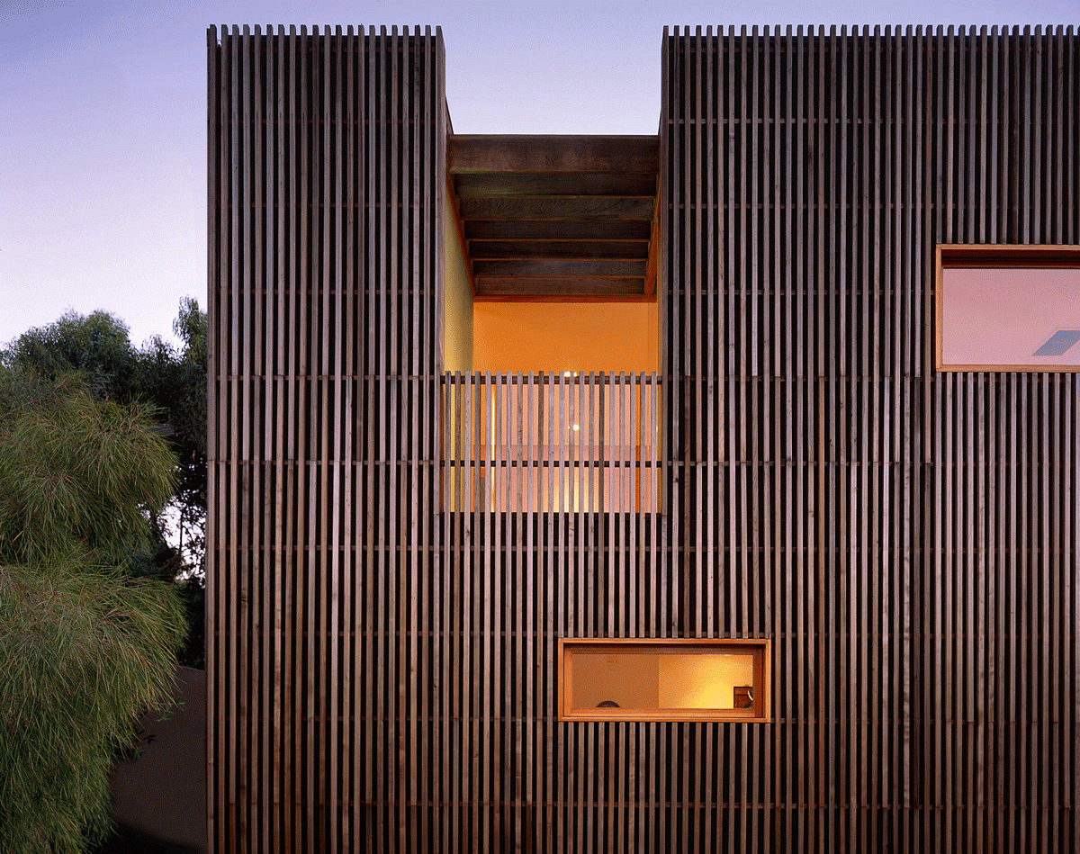 Дома доска вертикально. Шпонированные панели Topperfo Micro Ulme Stone Edition Acoustic Wood Panel. Реечный фасад Термодекинг. Отделка фасада рейкой деревянной. Реечный деревянный фасад.