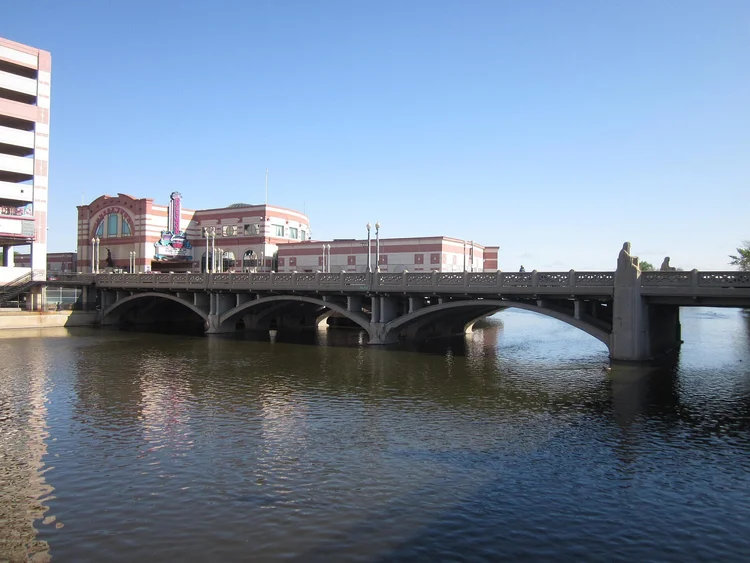 View of Aurora, Illinois, home of the Ignite Medical Resorts Thrive of Fox Valley location