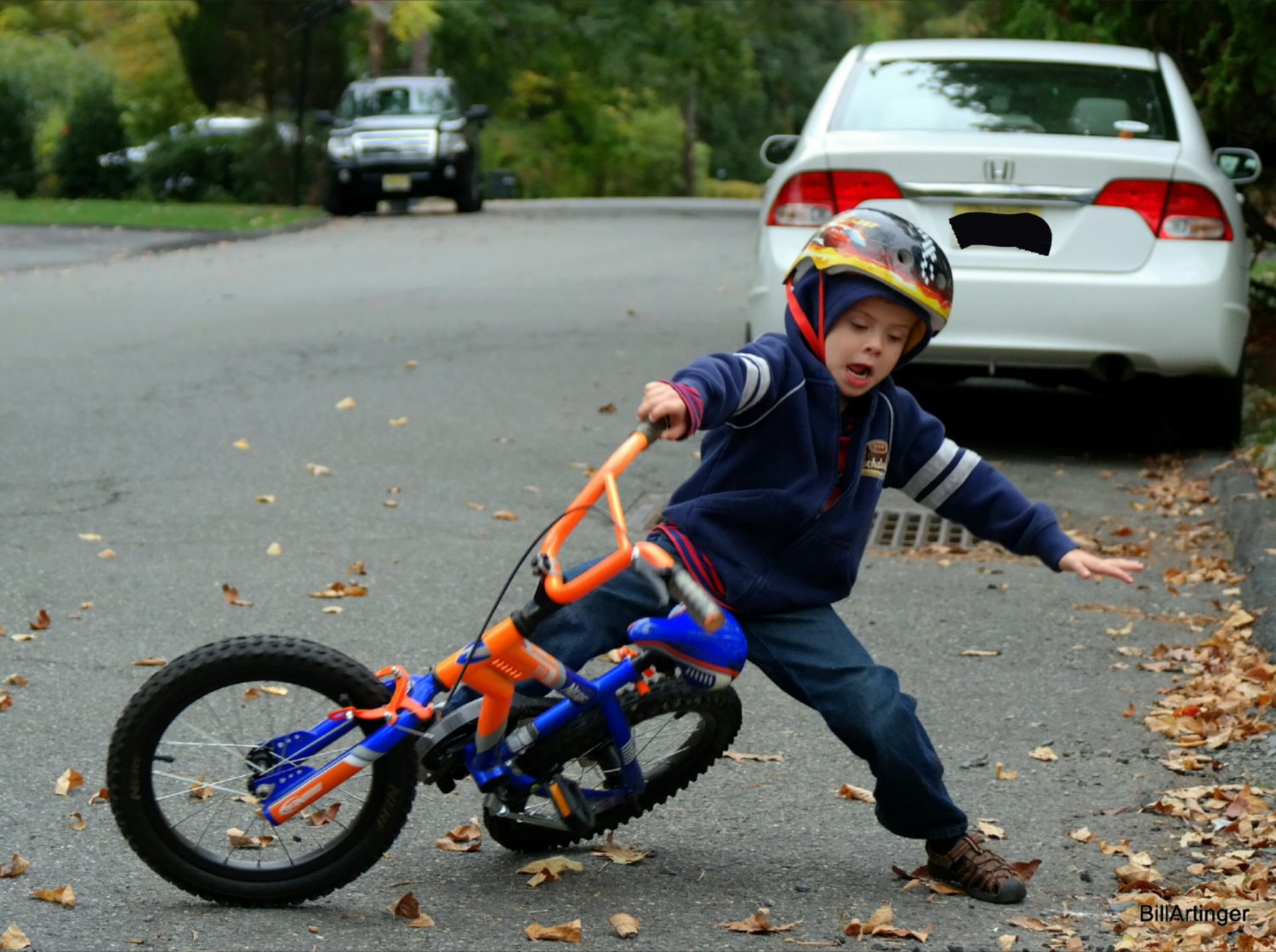 Fall failed. Мальчик упал с велосипеда. Дети с велосипедом. Падение ребенка с велосипеда. Ребенок упал с велосипеда.