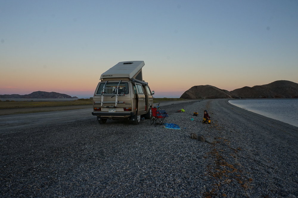 Personas acampando cerca de bahia de los angeles