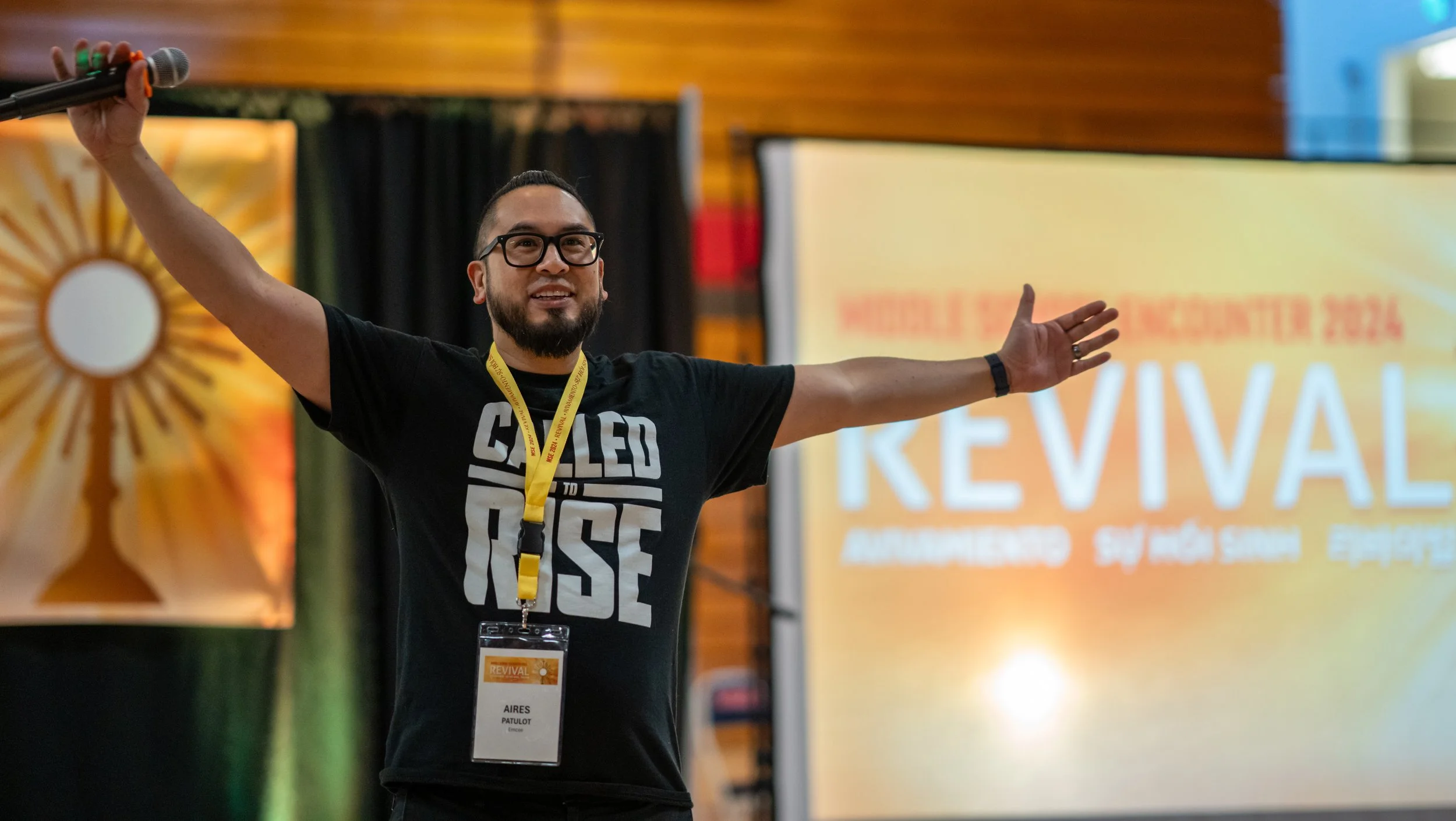 Aires Patulot speaking to a large audience