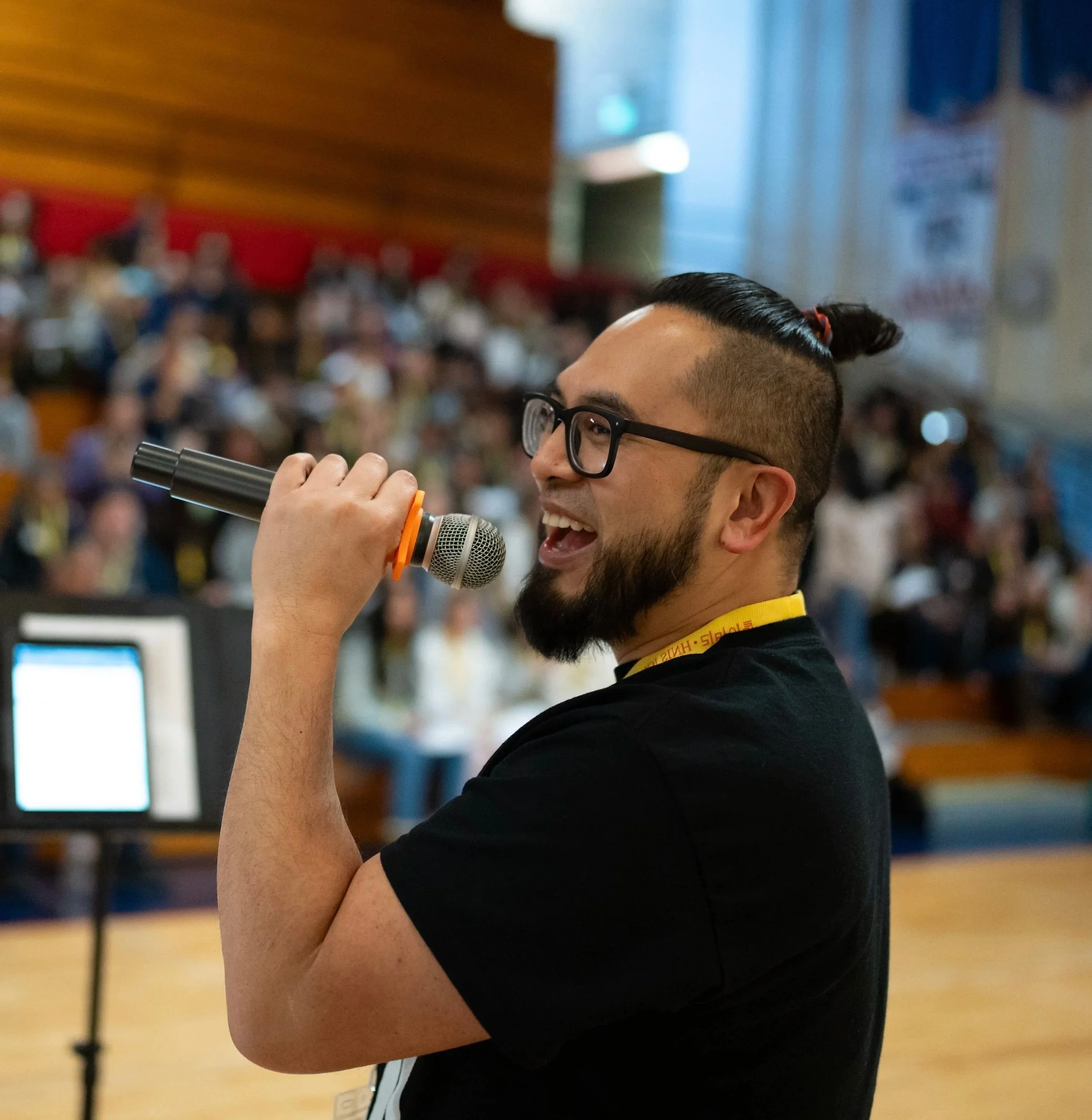 Aires Patulot speaking with a microphone
