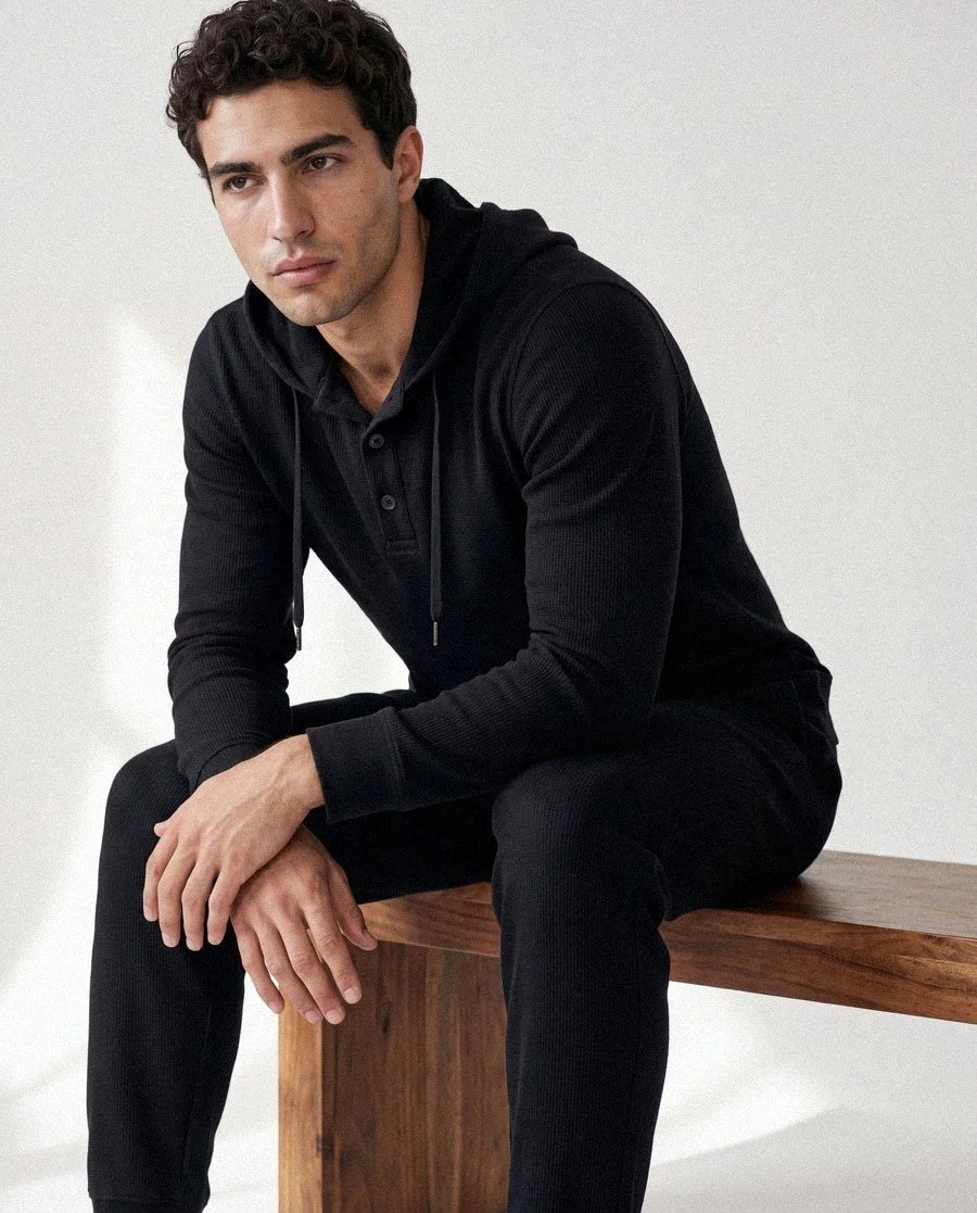 Editorial, seated