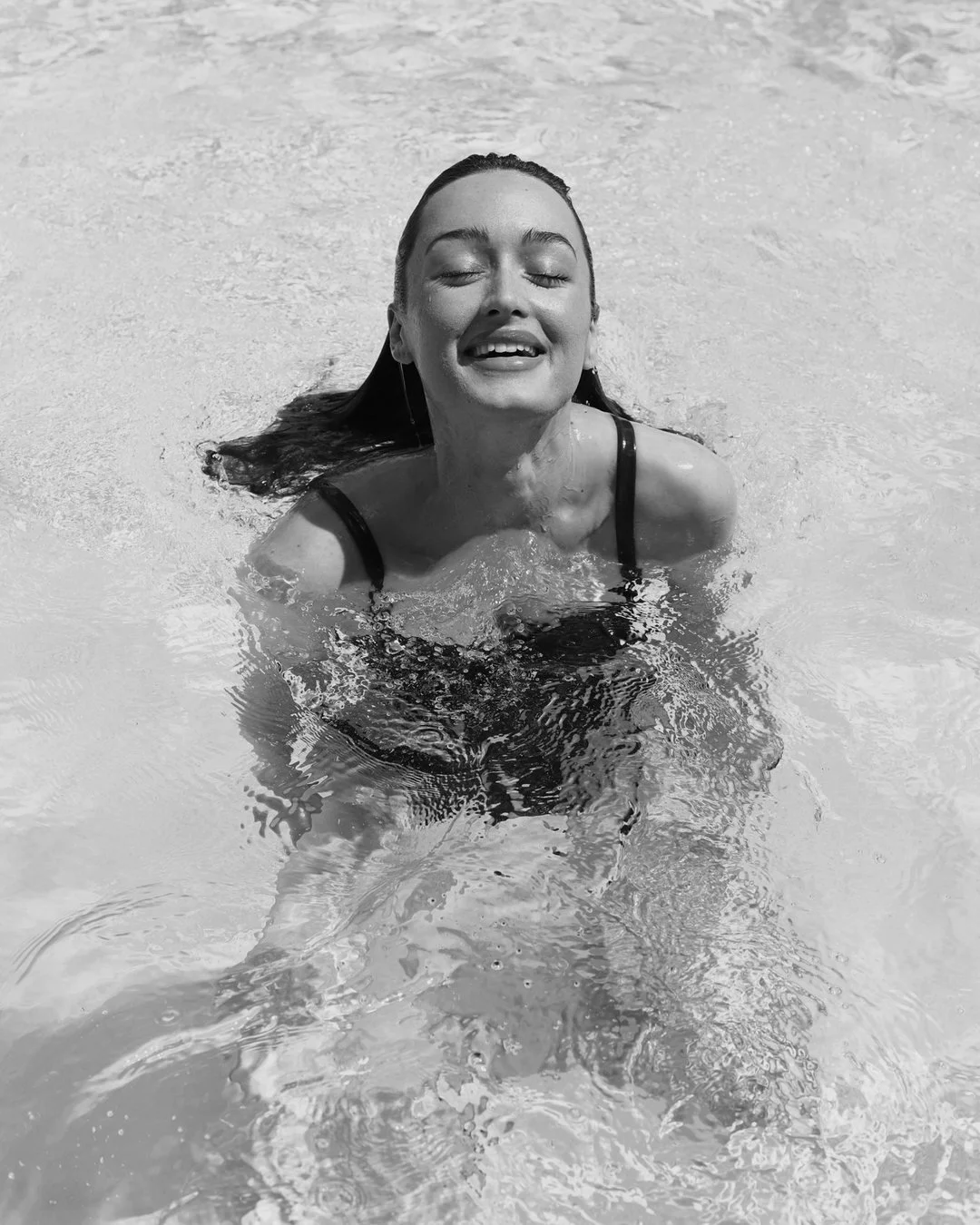 One-piece in the pool, black and white
