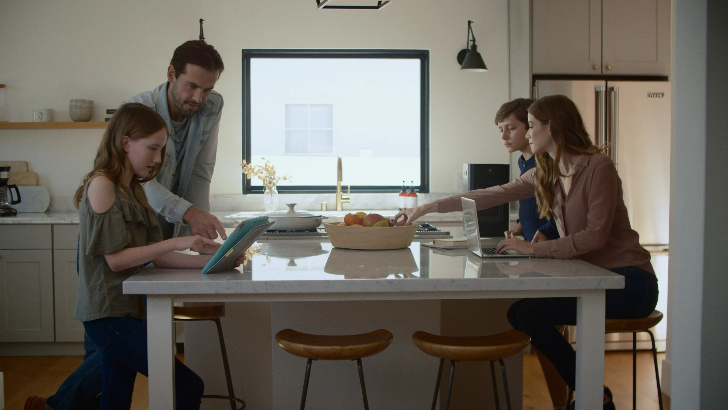 Medify Air hero video still: a family in their kitchen