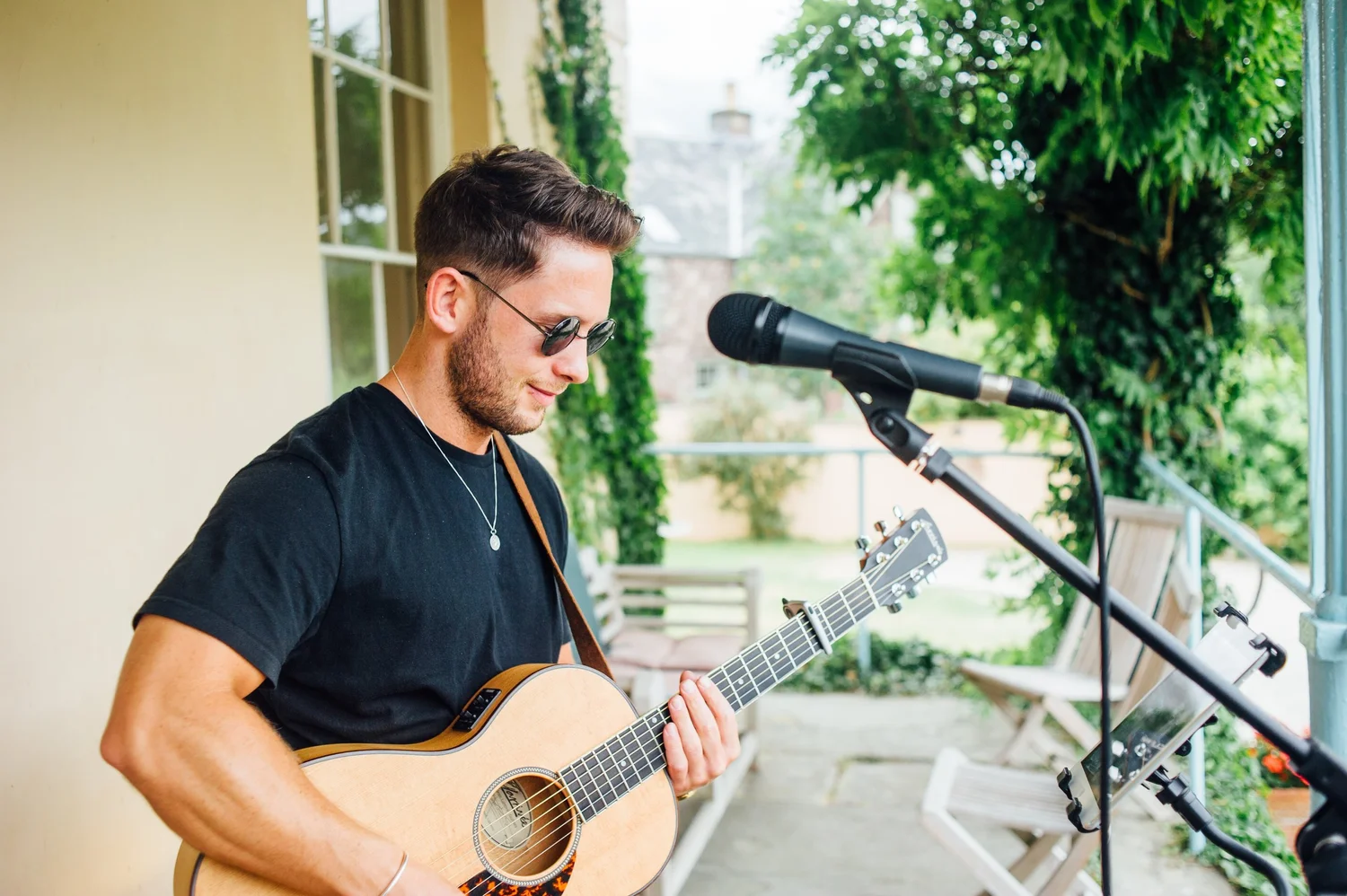 Guys music. Guys music. Гитарист фотосессия. Songwriter. Человек слушает музыку стоковые фото.