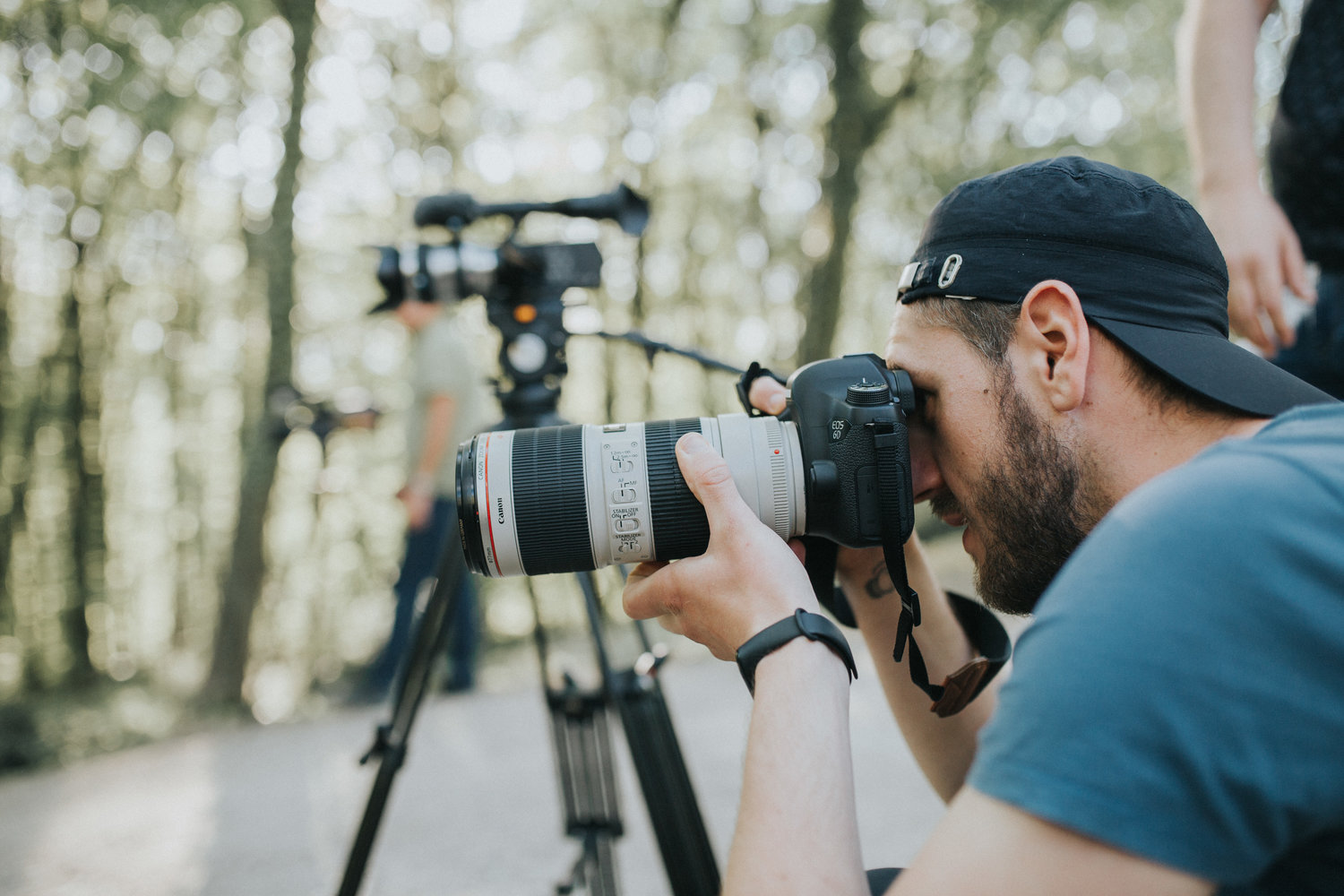 Съемка фотографа. Профессия фотограф. Фотографии фотографов. Фотограф на съемке. Фотокорреспондент.