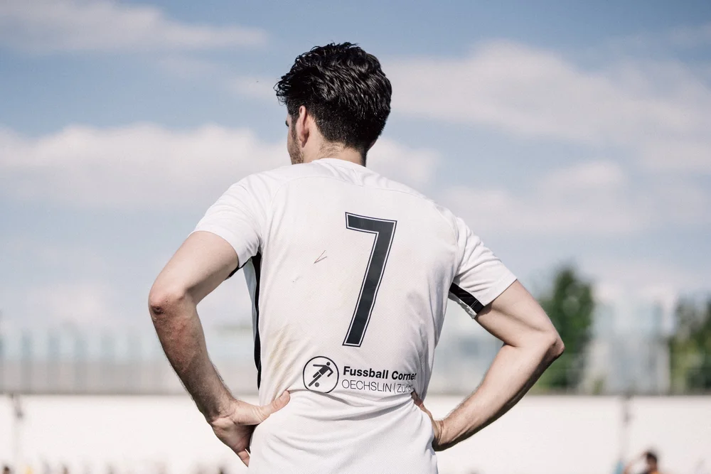 Spieler des FC Seefeld mit der Nummer 7 auf der Sportanlage