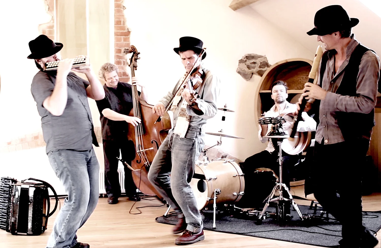 Группа street band. Джокерс бэнд санкт-петербург. Молодёжные шоу. Menahan street band. The streets группа.