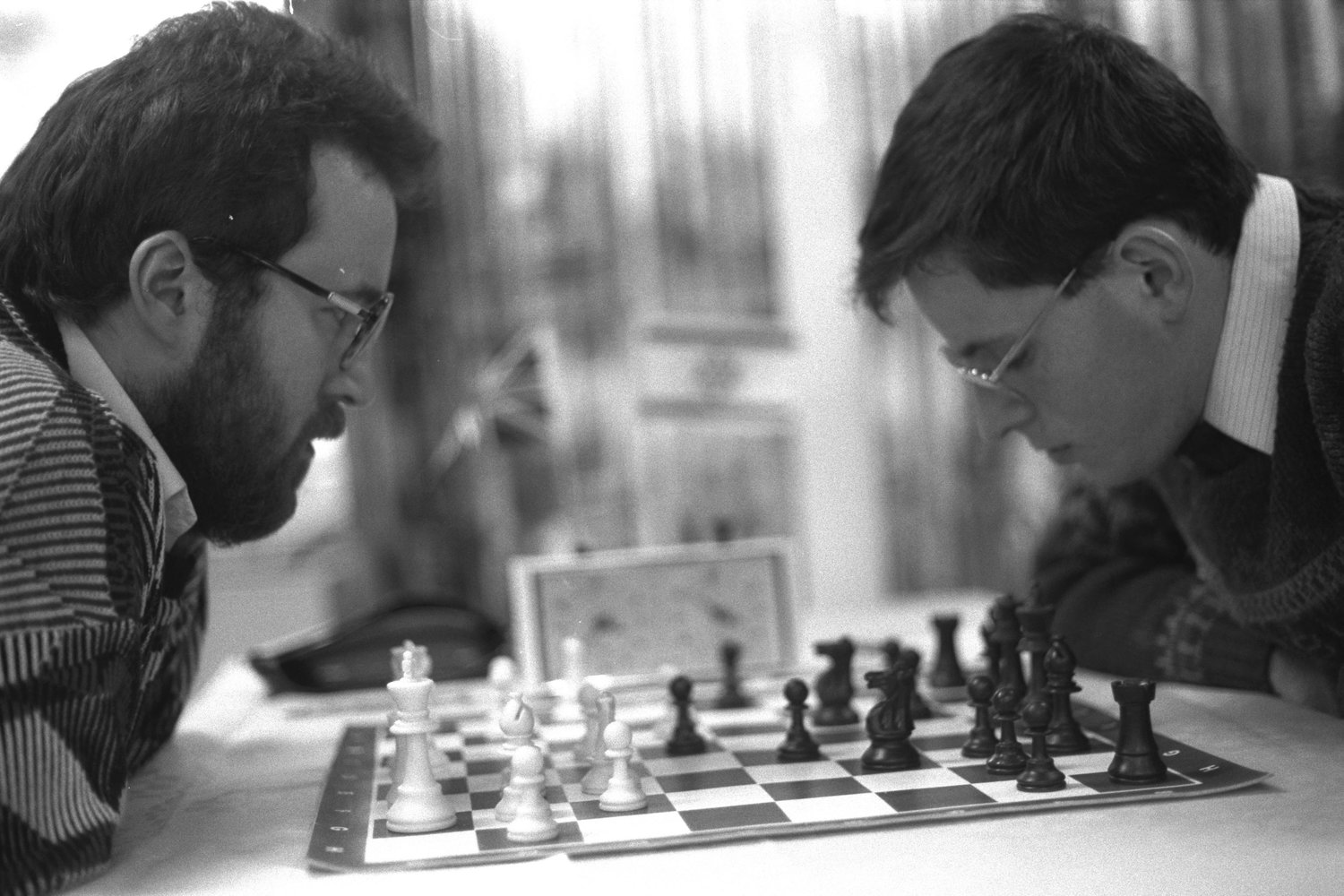 Ребята шахматы играют. Горан Арсович шахматист. Игра с гроссмейстером в шахматы.