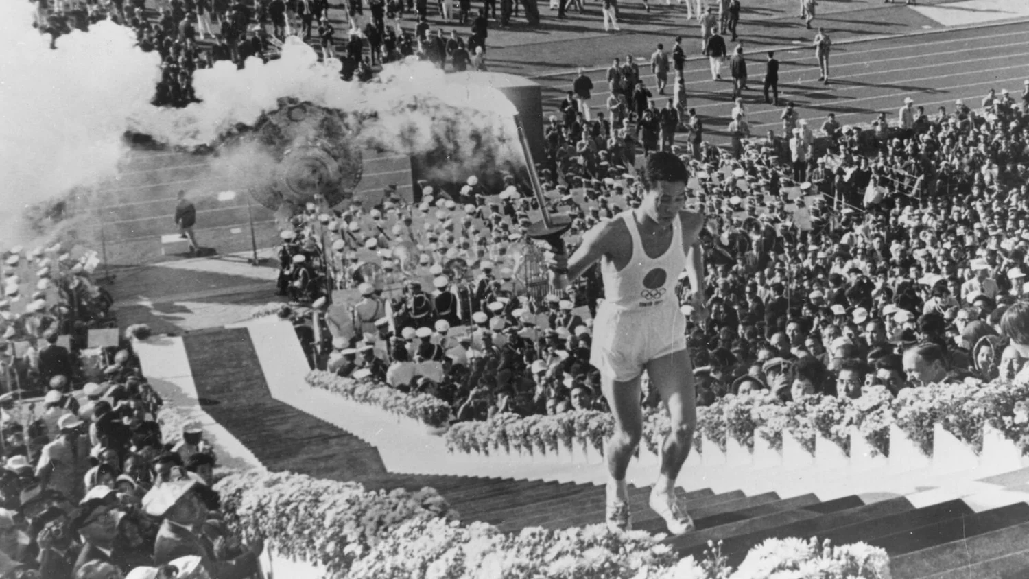 документальное спорт. футбол и легкая атлетика. спорт в россии 1917. бегуны на финише. кроссфит обои на рабочий стол.