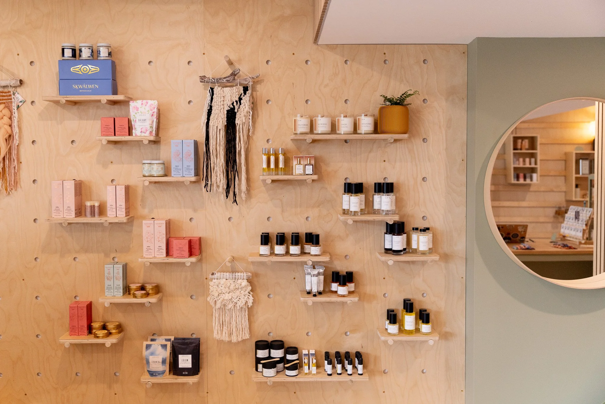 Finished custom commercial retail display by Klo Lab
