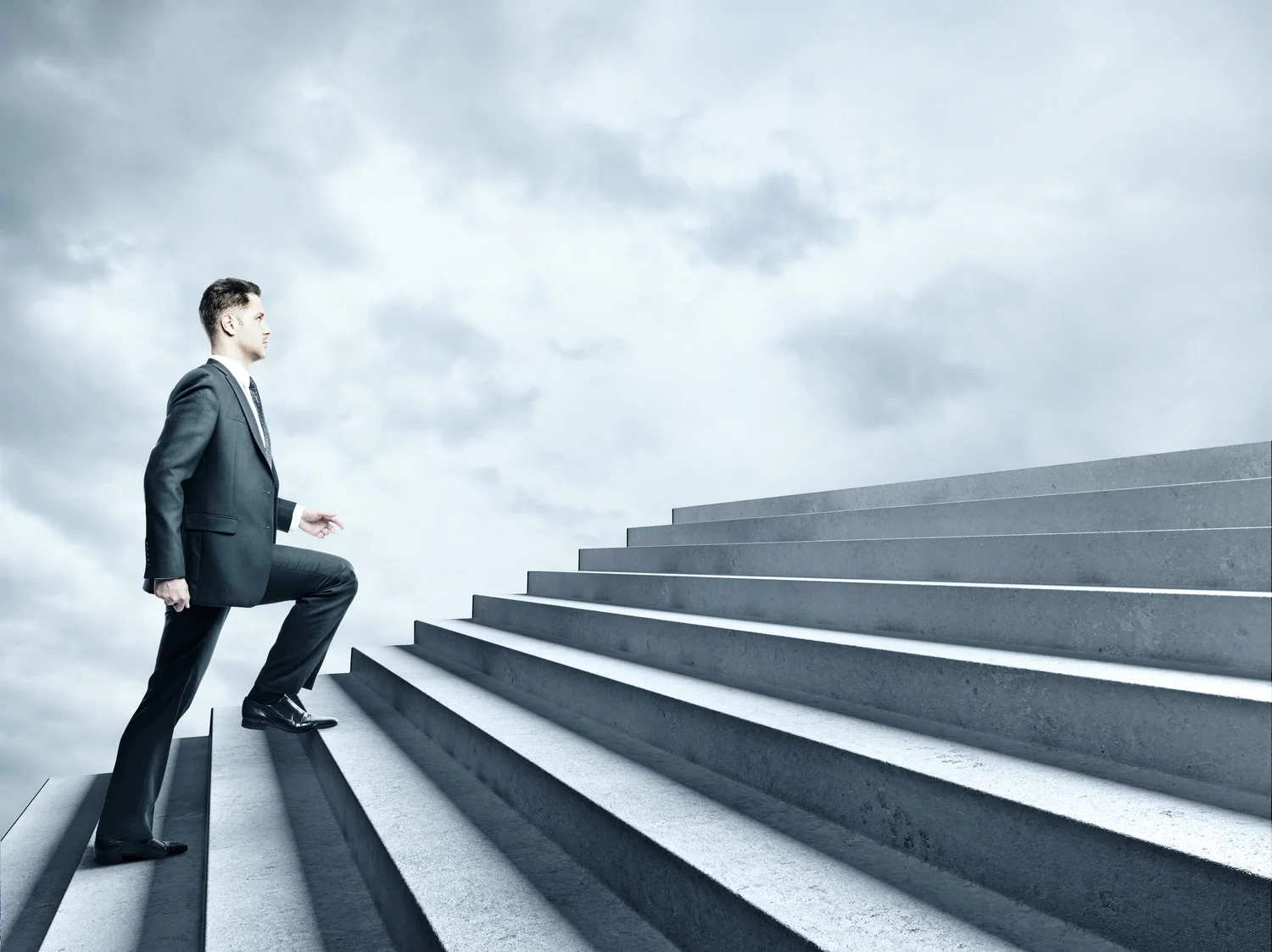 Человек бежит по лестнице рисунок. Человек поднимается по лестнице. Человек на ступеньках. Босые ноги поднимаются по лестнице. Лестница роста.