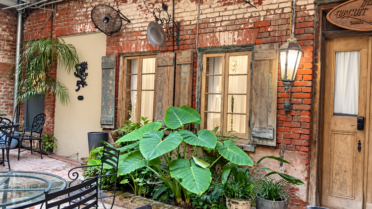French Quarter Mansion’s brick courtyard with outdoor seating