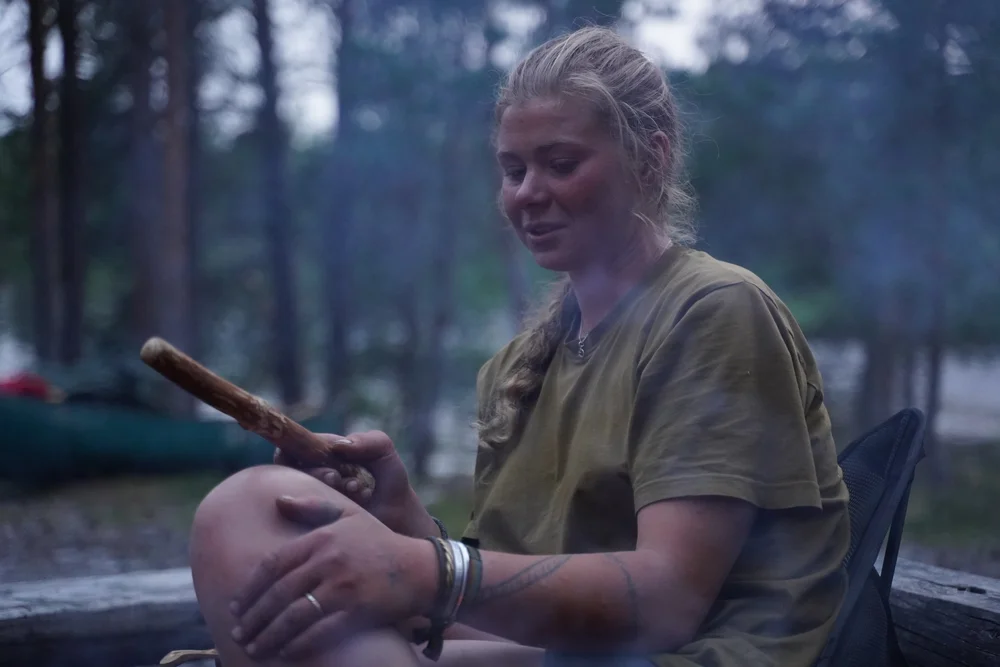 Liv Olesen i en rolig feltsituasjon i skogen.