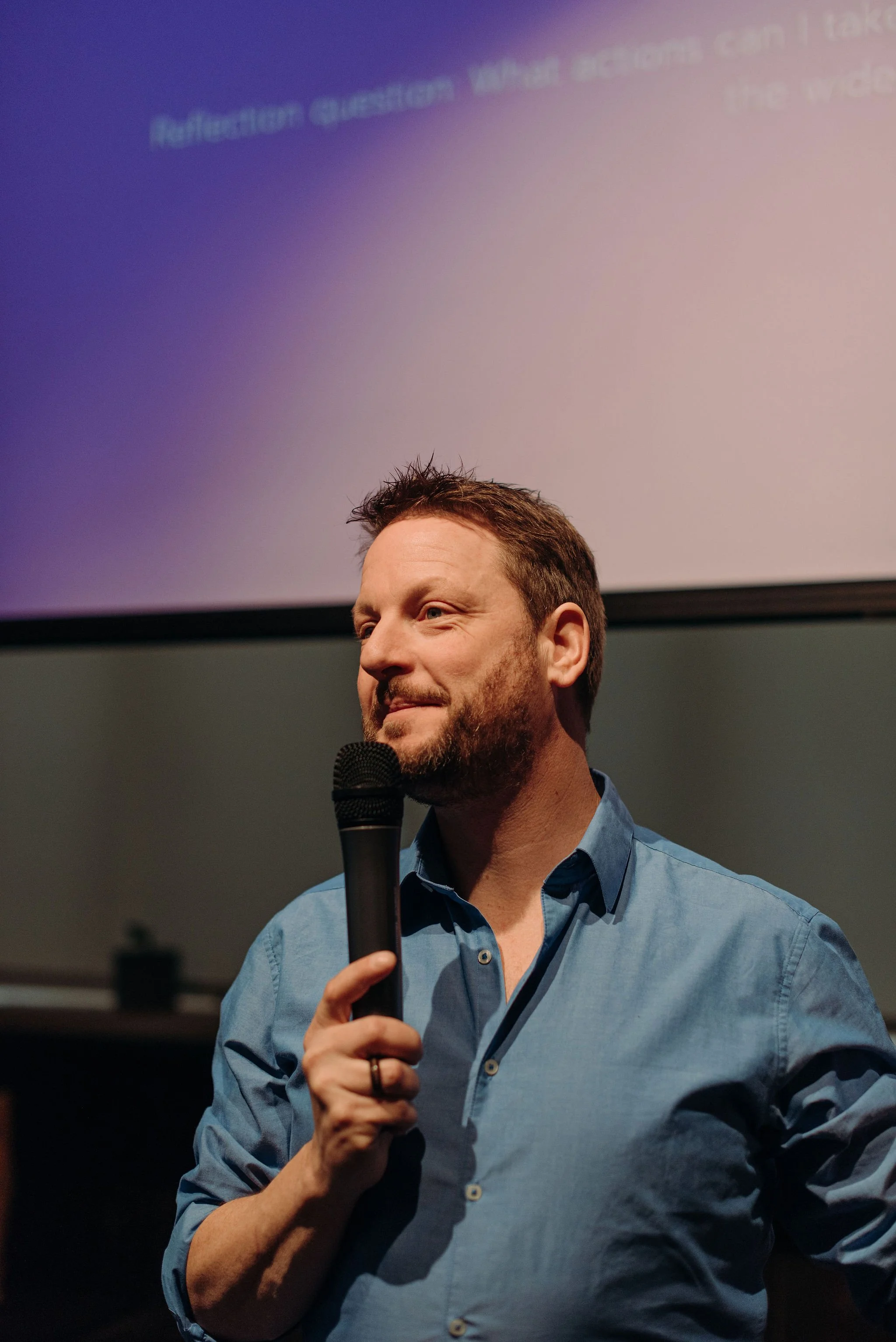 Stage Ready – microphone close-up in a speaking moment