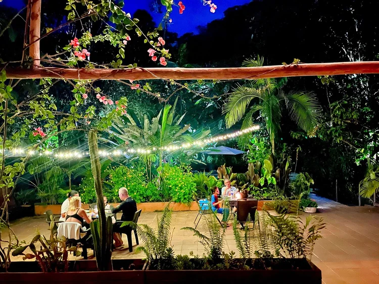 Casa Kiwi Cocorná · Dinner under string lights