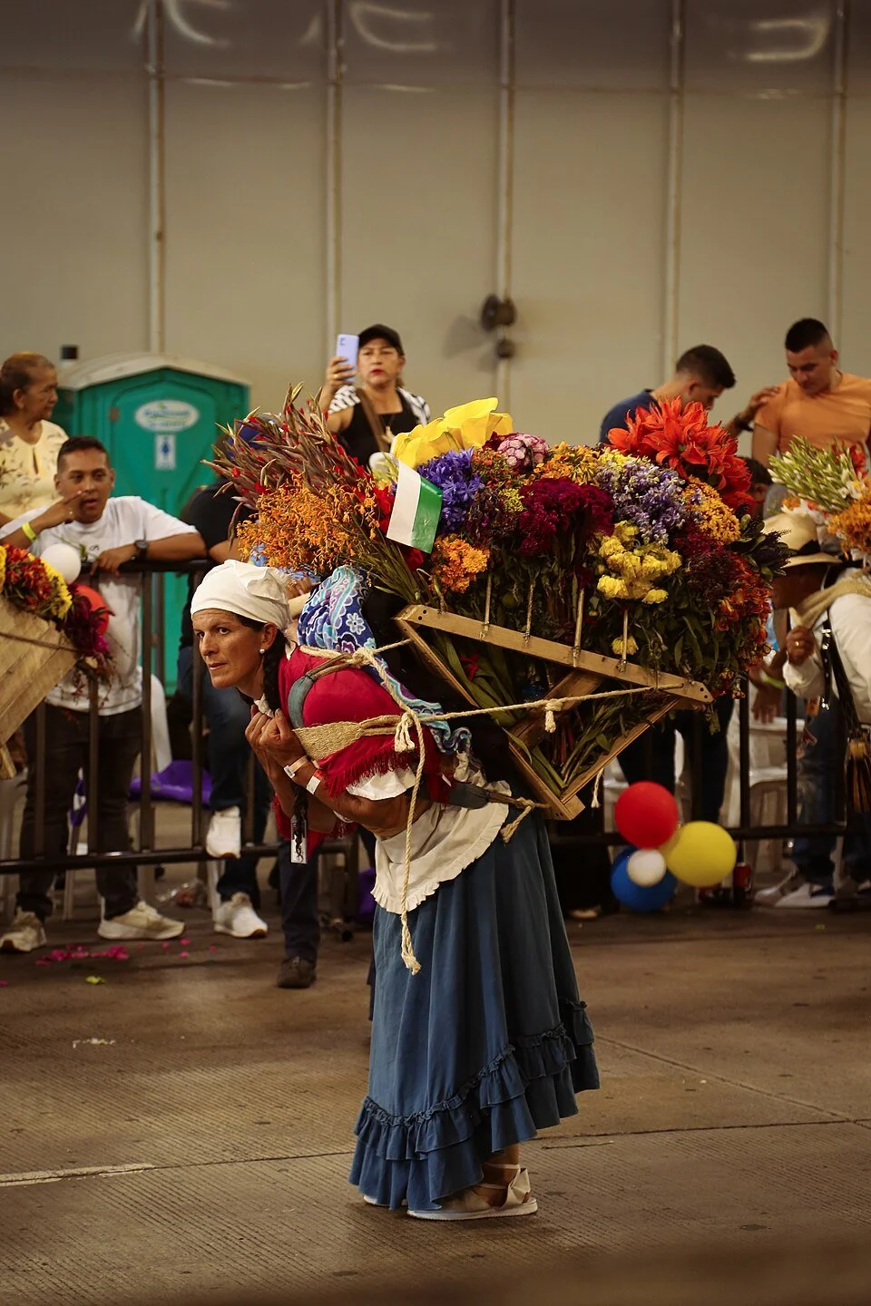 A silletera carrying flowers at the Feria de las Flores