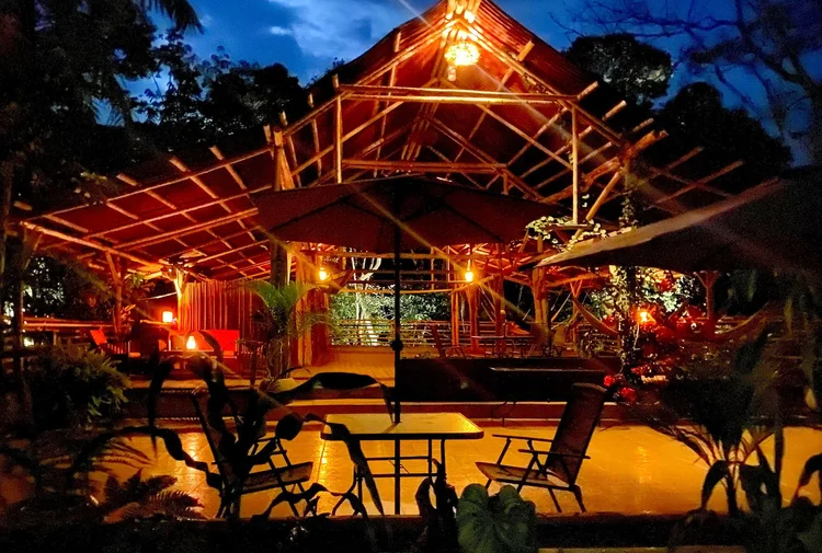 Casa Kiwi Cocorná · The lodge lit up at night