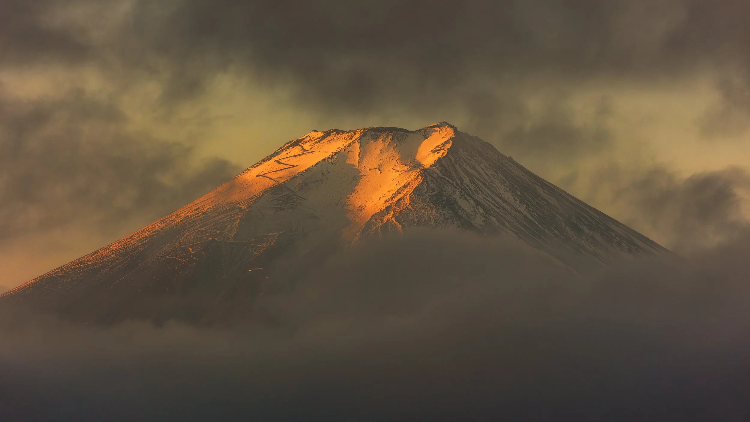 Fuji captured with a telephoto lens