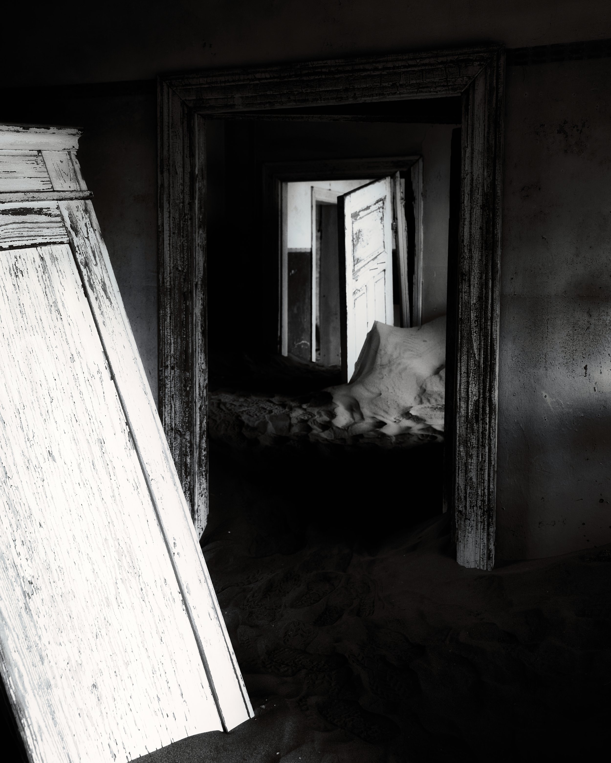 Kolmanskop black and white doorway