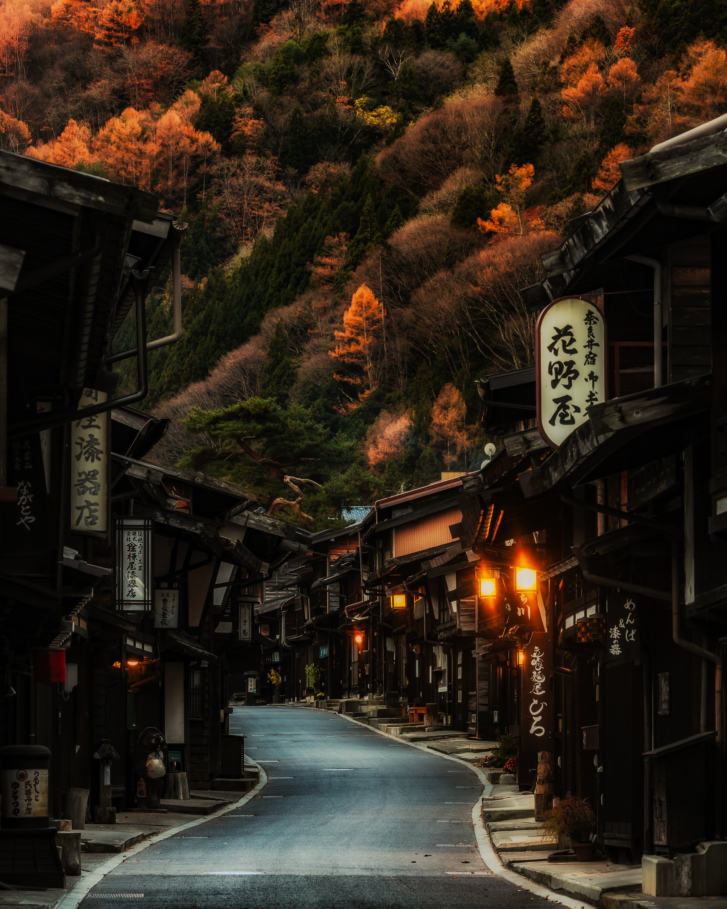 Telephoto compression of Narai-juku's street