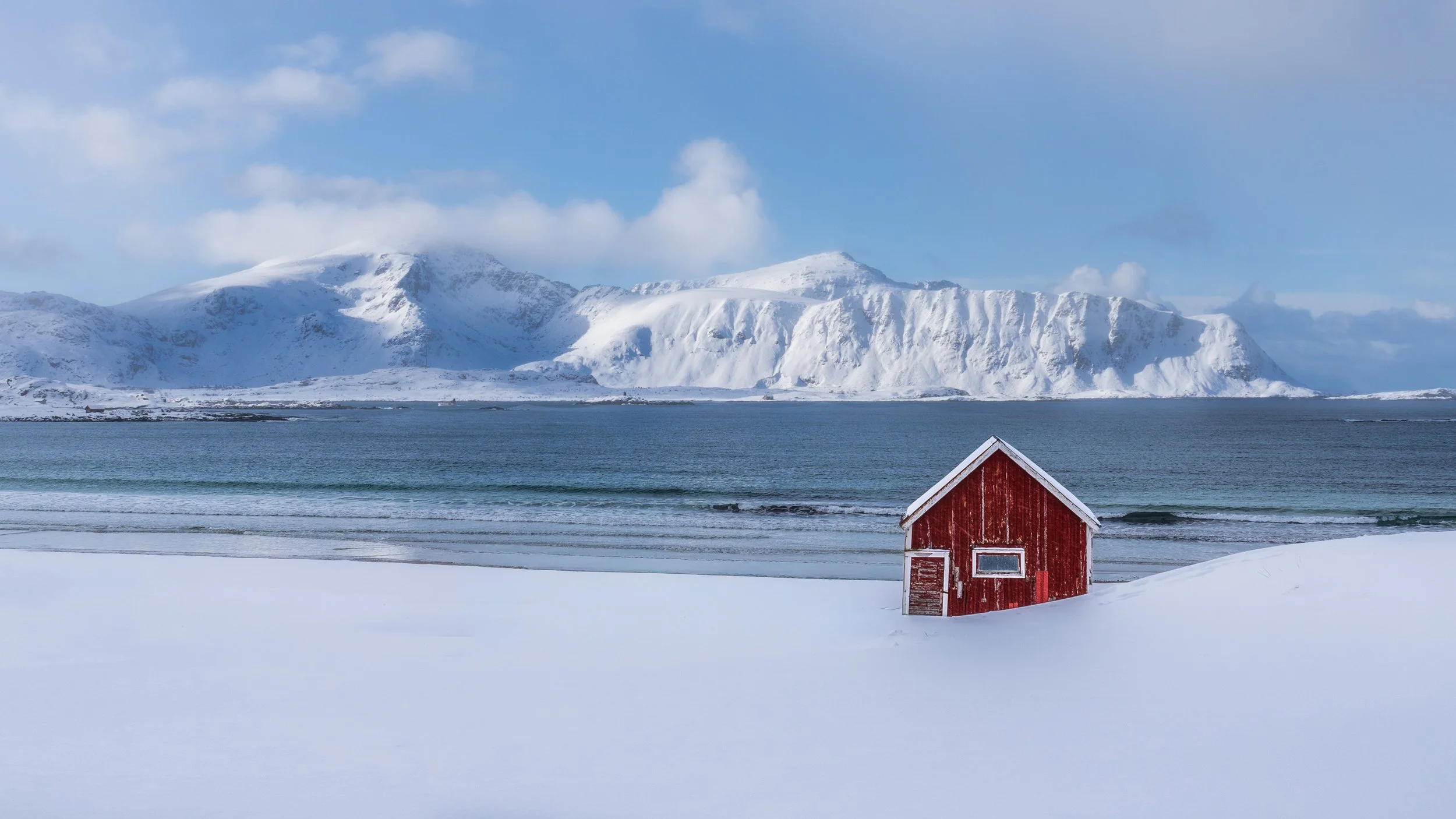 Ramberg Beach red hut with mountain background — Lofoten