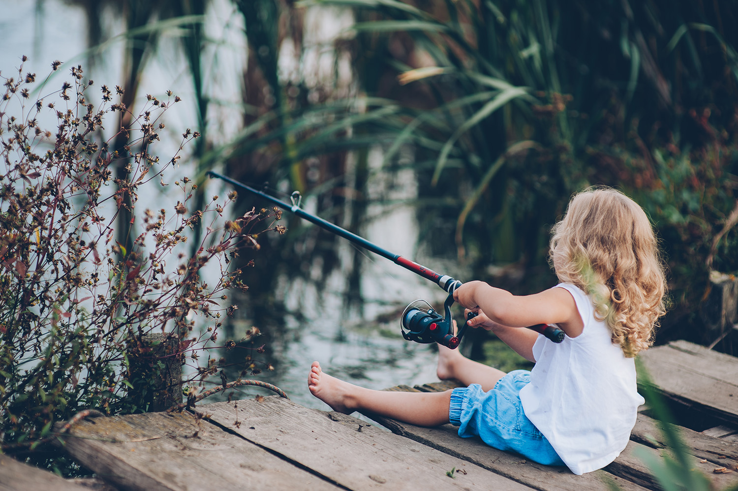 Детка ловли лав. Фотосет рыбалка дети. Фотосессия маленький Рыбак. Детская фотосессия Рыбак в студии. Рыбалка картинки для детей.