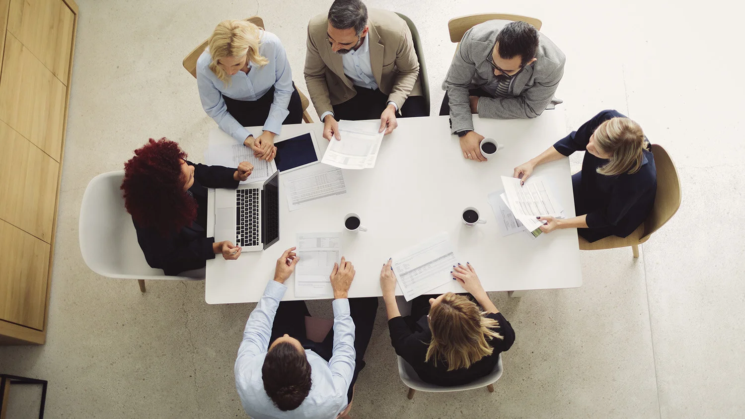общение за круглым столом. бизнес культура. стол переговоров вид сверху. бизнесмены студенты mba. совещание вид сверху.