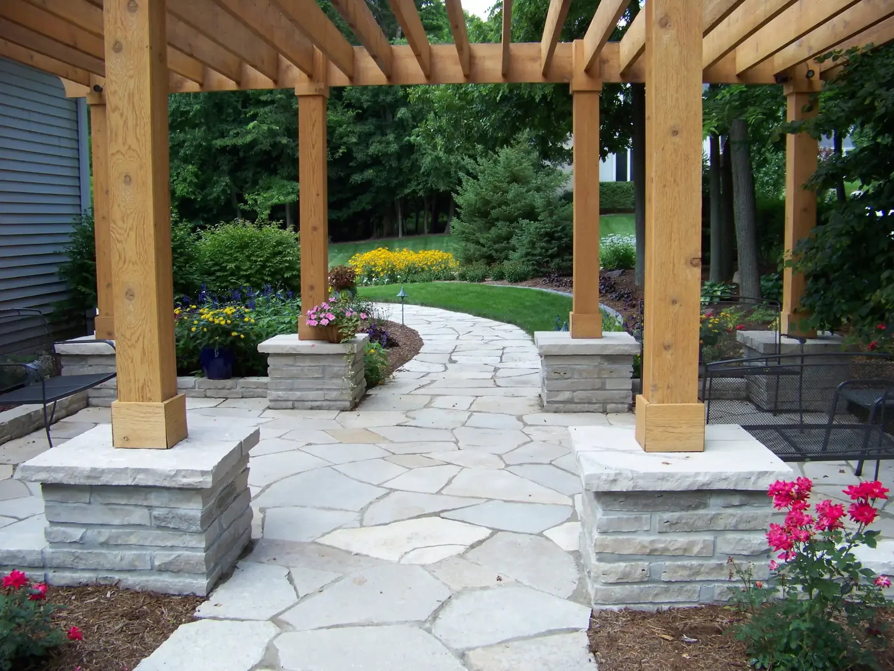 Landscape design at Vannatta Residence by Green View in Central Illinois