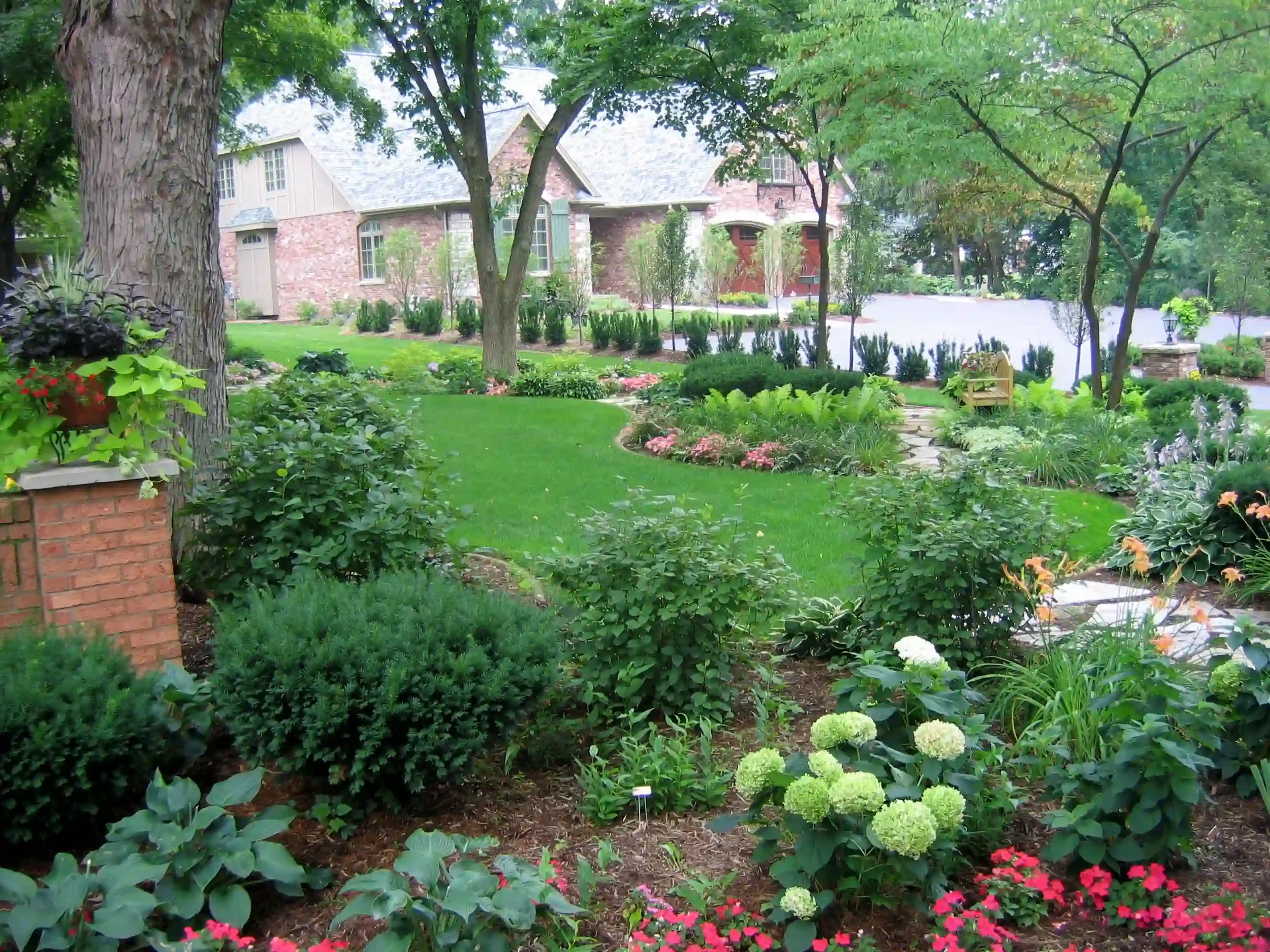 Landscape design at Henrich Residence by Green View in Central Illinois