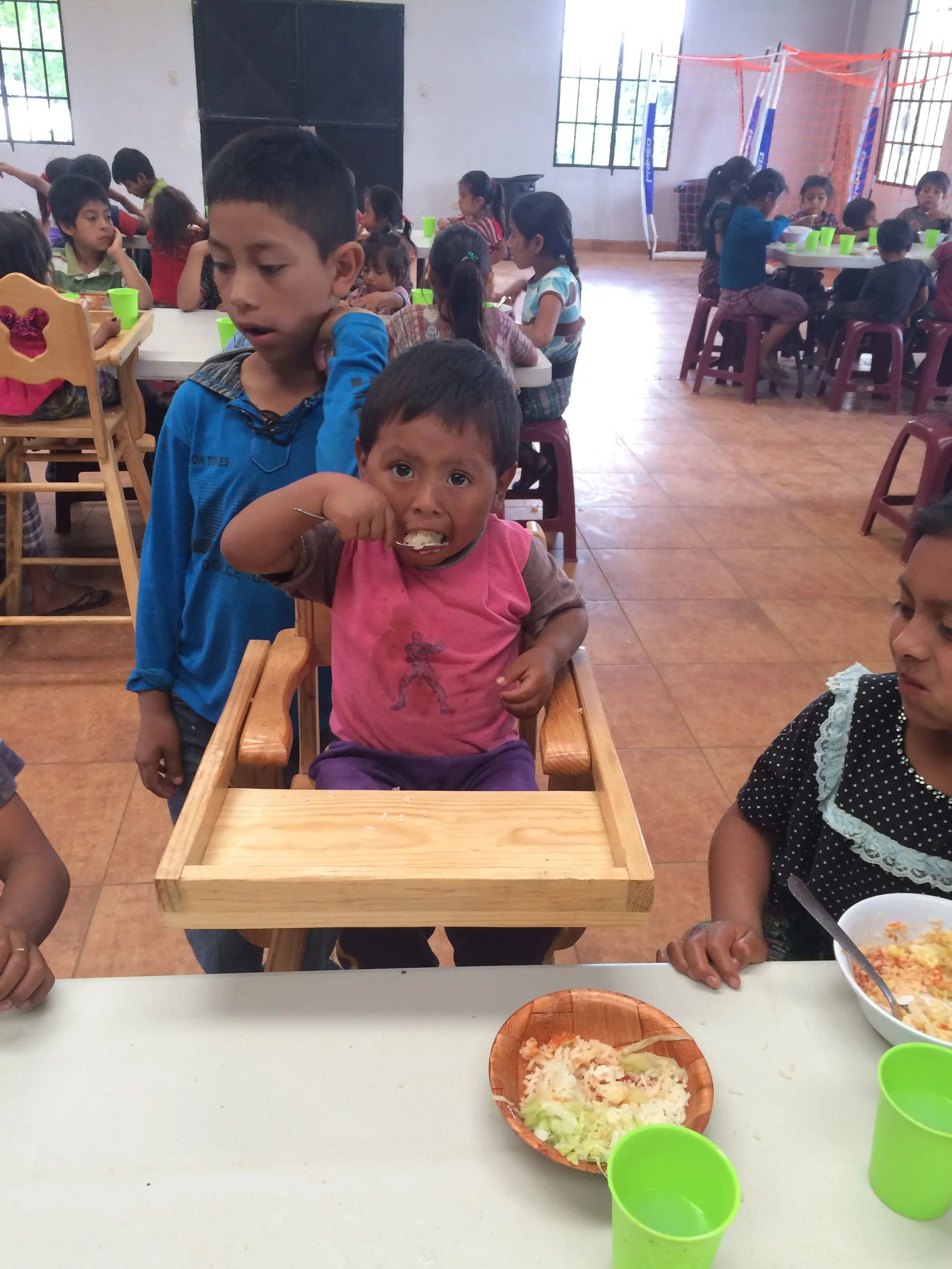 Child eating a meal at El Arado