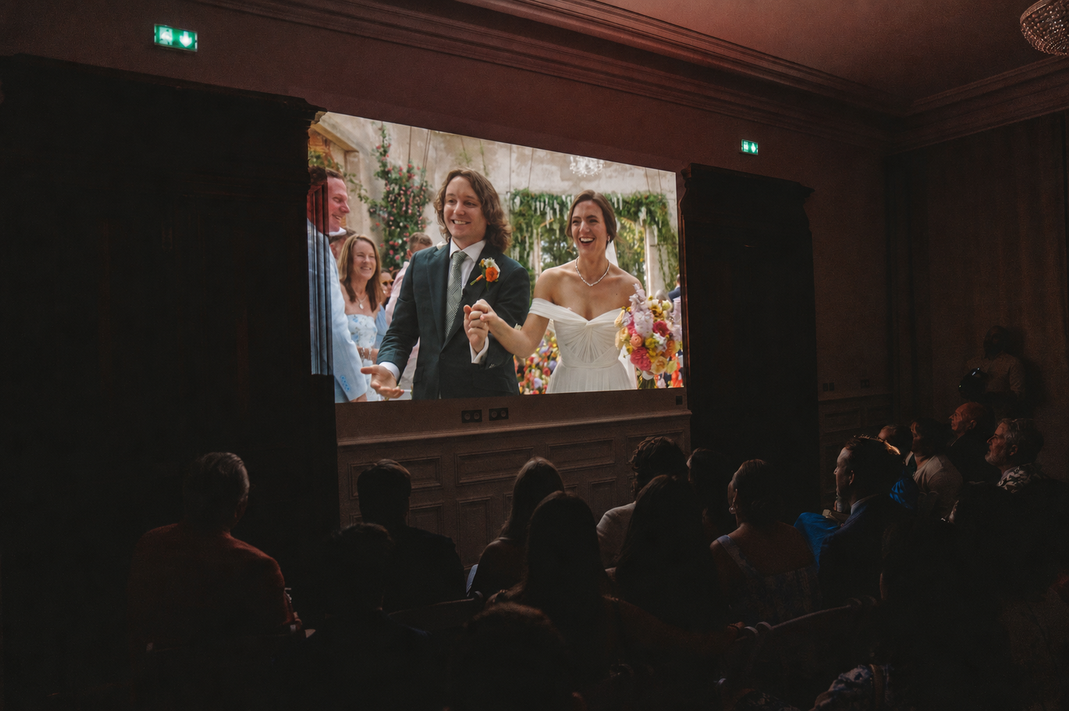 Le film de mariage projeté devant les proches