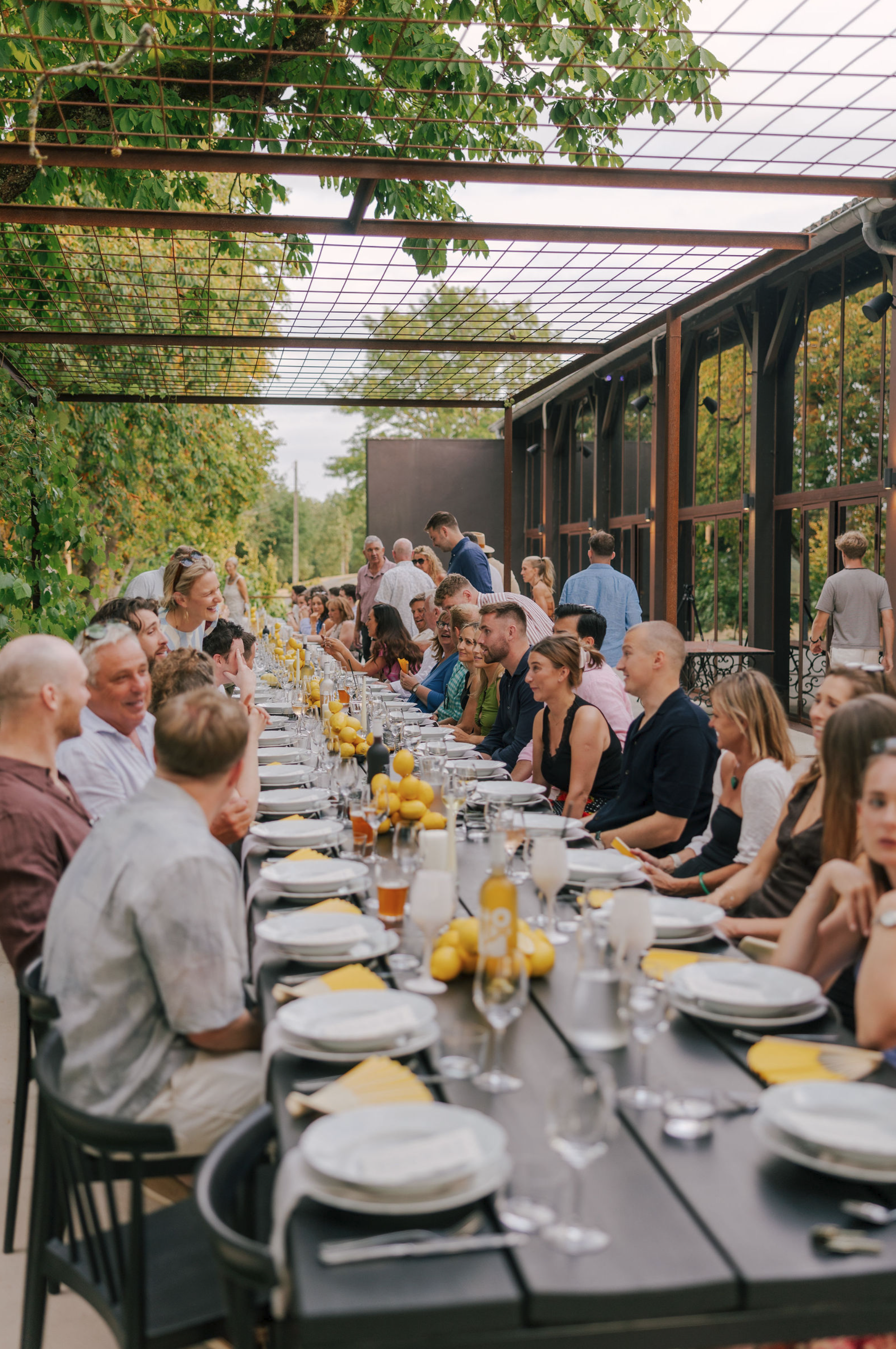 Outdoor wedding dinner with guests photographed by Yoris at Château Engalin